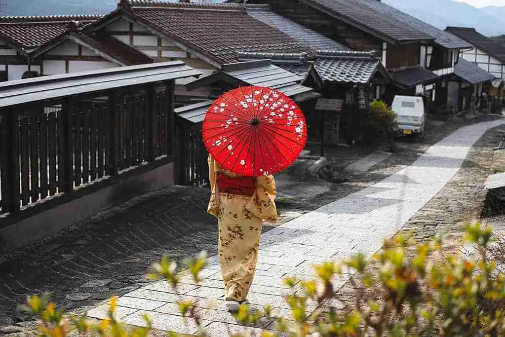 Japanese wearing kimono and umbrella in Japan -4 Japanese words to live better woman