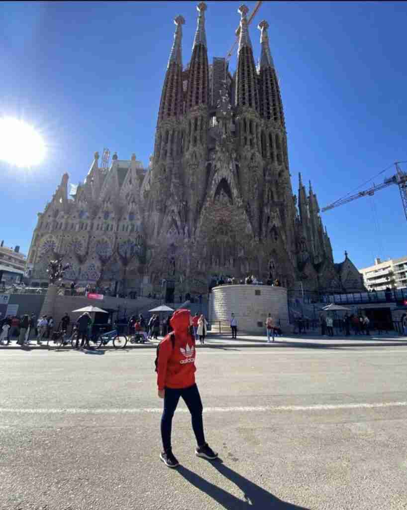 marzia parmigiani in front sagrada familia barcelona traveltherapists - How to be happy