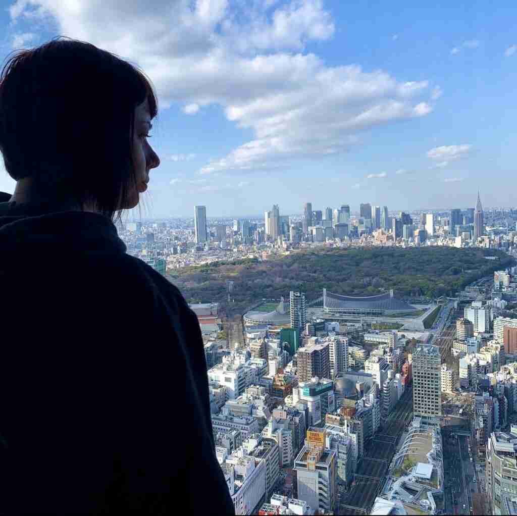 marzia parmigiani at the top of shibuya scramble square in Tokyo traveltherapists il mio viaggio in giappone - how to be happy
