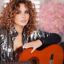 giada valenti playing guitar